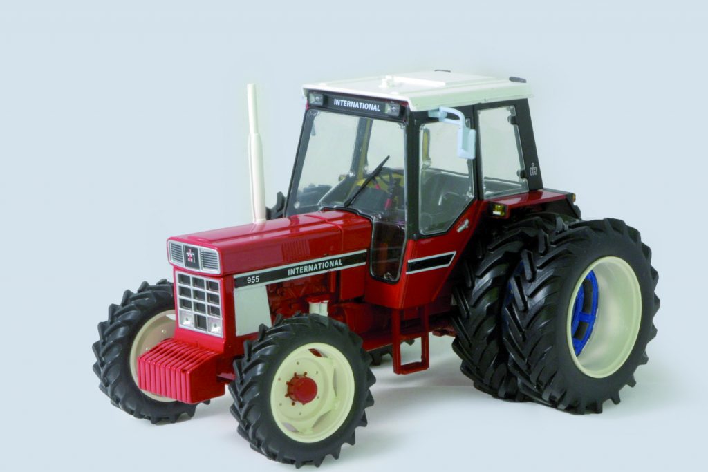 Hračka International Harvester 955 - model traktoru