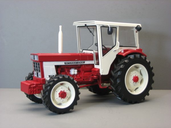 Tracteur IH 1046
