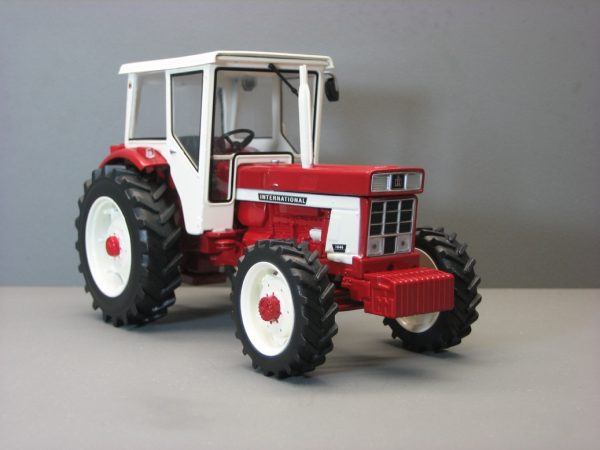 Tracteur IH 1046