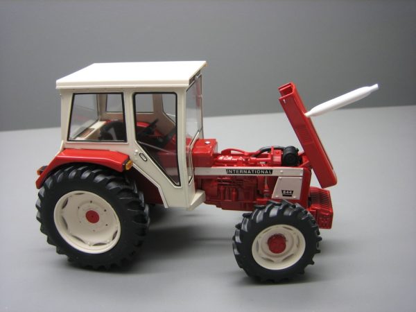 Tracteur IH 844