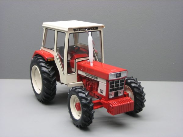 Tracteur IH 844