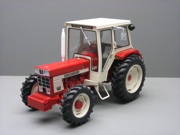 Tracteur IH 844